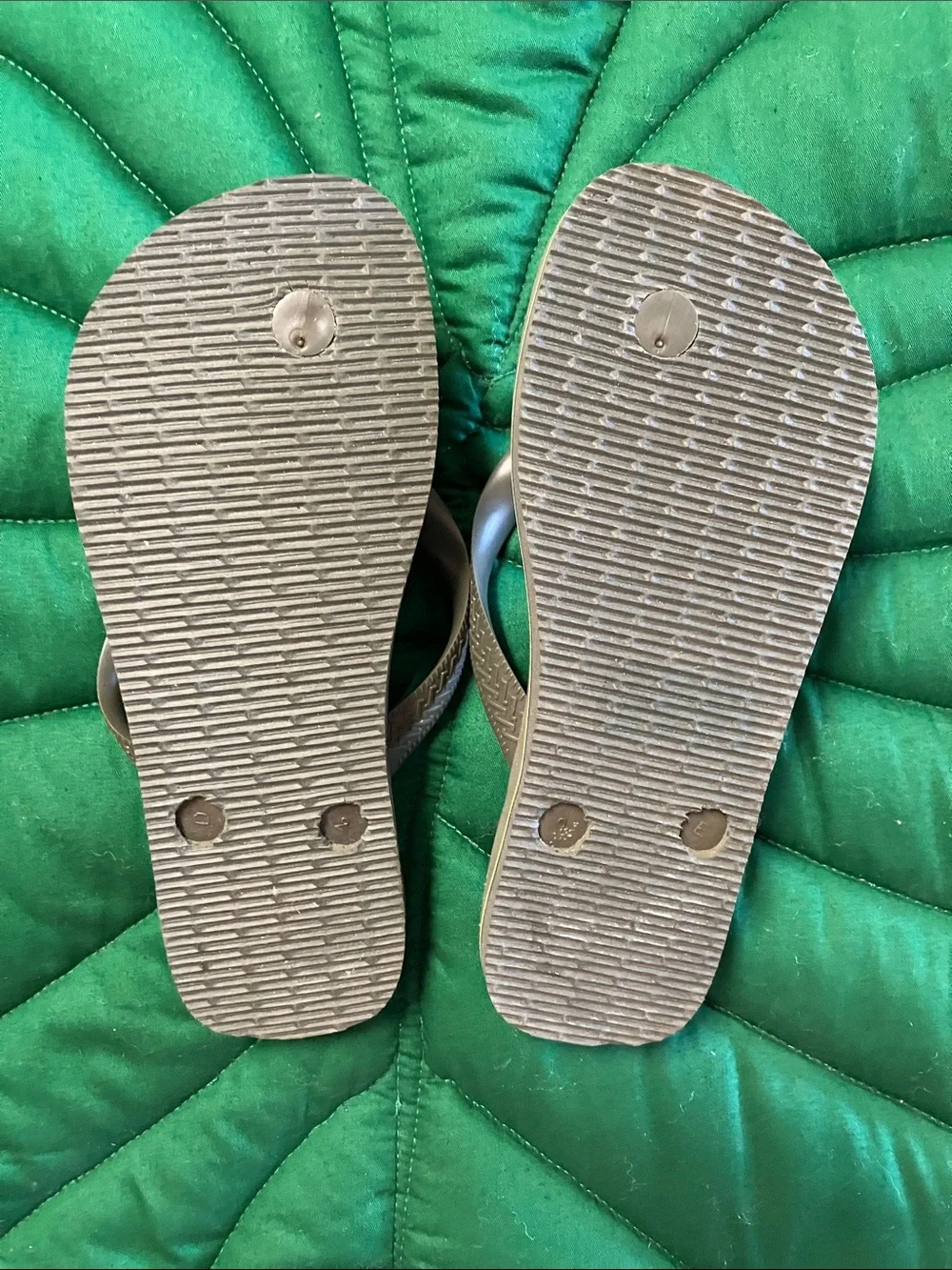 NWOT Havaianas kids sandals / slippers grey. Size 3/4 big kid.